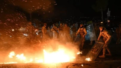 Hizbullah destekçileri, BM aracını ateşe verdi!