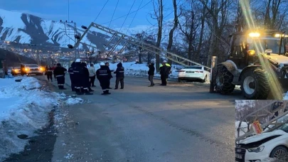 Hakkari'de otomobil elektrik direğine çarptı!