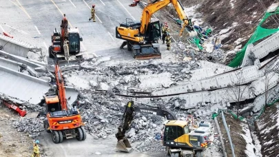 Otoyol köprüsü çöktü,4 işçi hayatını kaybetti