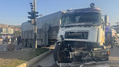 Afyonkarahisar’da tır ile midibüs çarpıştı: 5 yaralı