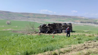 Kamyon park halindeki tırlara çarptı! 1 ölü, 1 yaralı