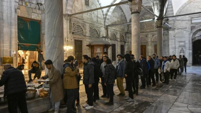 Şehzadebaşı Camii'nde toplanan kalabalık caminin tahribatına karşı nöbet tuttu