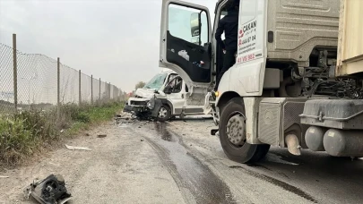 Gebze'de servis minibüsü tırla çarpıştı! 8 yaralı
