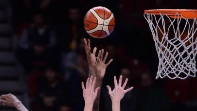 NBA'de çıkan kavgada 5 oyuncu ve 2 antrenör ihraç edildi