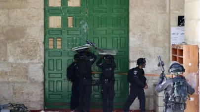 İsrail, Ramazan ayının üçüncü cumasında da Mescid-i Aksa’ya girişleri kısıtladı