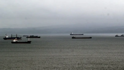 Karadeniz’de fırtına uyarısı: Yük gemileri limana demirlendi