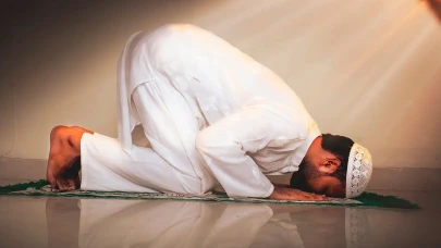 Namaz kılanın önünden geçmek namazı bozar mı? Din İşleri Yüksek Kurulu’ndan açıklama!