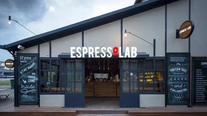 İstanbul'da göstericiler Espressolab'a saldırdı!