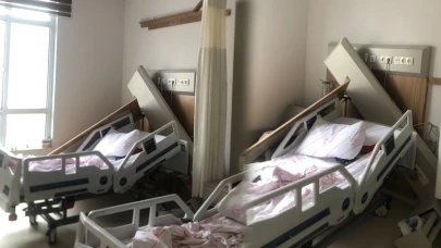Tedavi gördüğü hastanede başına cisim düştü! Travma oluştu