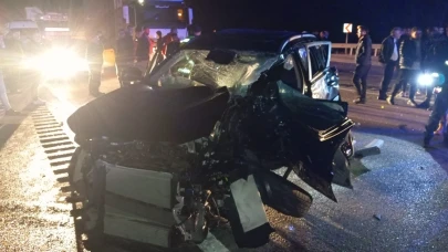 Sivas'ta yolcu otobüsü ile otomobilin çarpıştı: 10 kişi yaralandı