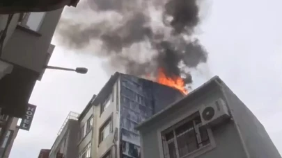 Beyoğlu'nda yangın: Binanın çatısı alevlere teslim oldu!