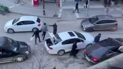 Yol verme meselesi kavgaya dönüştü, sopalar konuştu