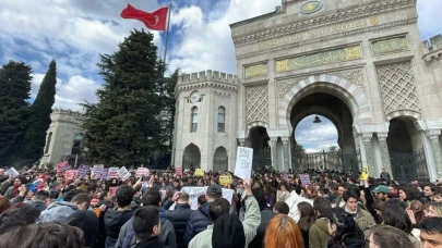 İstanbul Üniversitesi önünde öğrencilerden İmamoğlu eylemi!