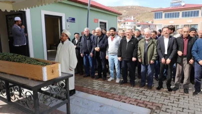 Annesinin cenazesinde kalp krizi geçirip hayatını kaybetti!