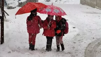 Yozgat'ta kar yağışı nedeniyle eğitime yarım gün ara verildi!