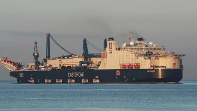 Castorone Gemisi İstanbul Boğazı'ndan geçerek tarihi bir anı yaşattı