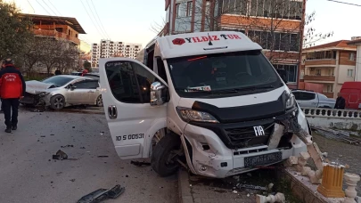 İşçi servisi ile otomobil çarpıştı! 6 yaralı