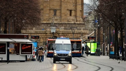 Almanya’da araç kalabalığın arasına daldı
