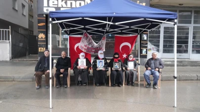 Muş'ta anneler evlat nöbetine devam ediyor