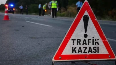 Hakkari'de feci kaza: Otomobil direğe çarptı