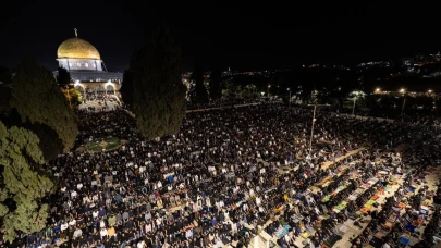 Kadir Gecesi'nde 180 bin müslüman Mescid-i Aksa'da namaz kıldı