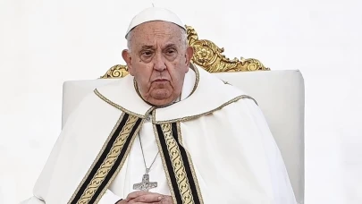 Papa iki kez ölümden döndü: İngiltere Kralı 3. Charles'ın Vatikan ziyareti ertelendi!