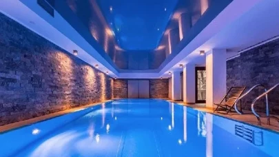 Çocukları 'tesettürlü mayo' ile havuza almayan tatil sitesine üst sınırdan ceza!