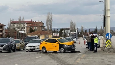 Ankara'da trafik kazası: 5 kişi yaralandı