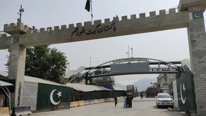 Pakistan ve Afganistan arasındaki Torkham Sınır Kapısı yeniden açıldı