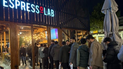 AK Partili gençler, Espressolab kuyruğuna girdiler!