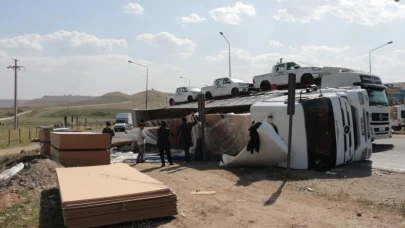Virajı alamayan tır devrildi! 1 yaralı