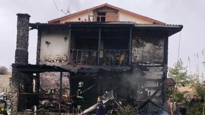 Yangında patlayan tüp, evi kullanılmaz hale getirdi