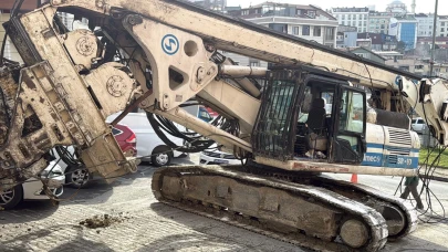 Halatı kopan kazık makinesi otomobillere çarptı!