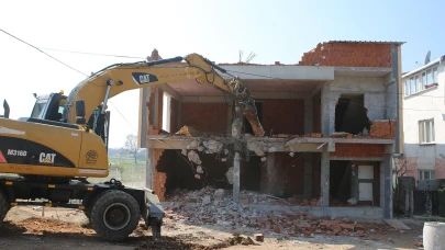 Nilüfer’de 2 katlı kaçak bina yıkıldı