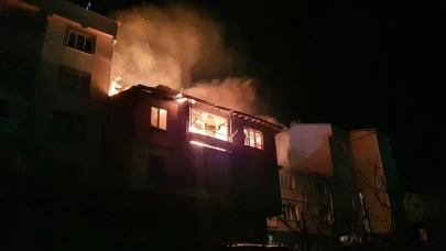 Manisa'da yangın: 3 katlı ev alev alev yandı!