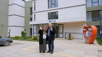 Depremzede aile, bayrama yeni evlerinde girmenin mutluluğunu yaşıyor!