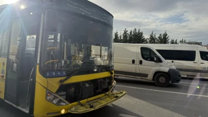 Pendik'te İETT otobüsü, araca çarptı!