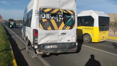 Mardin'de tır, işçi servisine çarptı! 2 yaralı