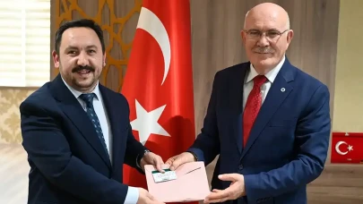 Uşak Kent Konseyi'nden Ramazan ayında öğrencilere yardım eli: Hediye kartları dağıtıldı!