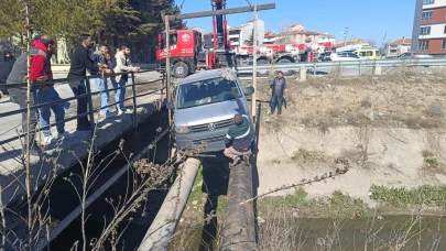 Eskişehir’de feci kaza! Araç su kanalı üzerinde asılı kaldı