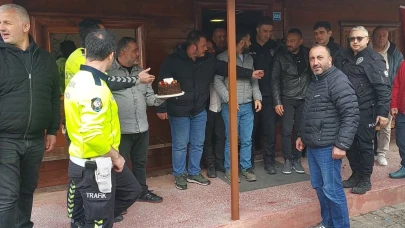 Rize'de minibüsçülerden polise pasta sürprizi!
