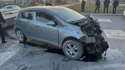 Yangına giden itfaiye aracı ile otomobil çarpıştı