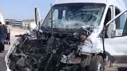 Gaziantep'te işçi servisi ile tır çarpıştı: 9 yaralı