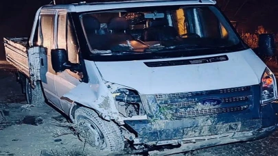 Afyonkarahisar'da kamyonet, menfeze çarptı: 4 yaralı