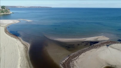İğneada’da doğa harikası buluşma! Göl ile deniz birleşti, vatandaşlar akın etti