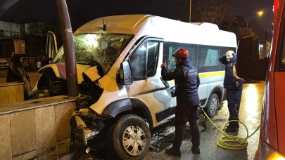 Bursa'da servis minibüsü alt geçidin duvarına çarptı!