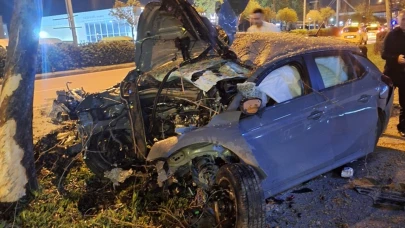 İzmir'de feci kaza: Otomobil ağaca çarptı! 1 ölü