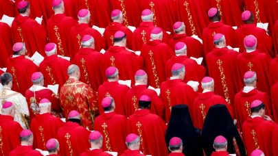 Vatikan'da papalık seçim süreci ne zaman başlıyor?