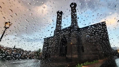 Erzurum’da gök gürültülü sağanak ve yıldırım uyarısı: Dikkatli olun!