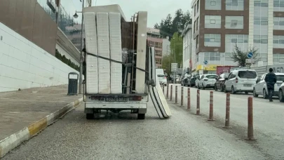 Umursamaz sürücü trafiği tehlikeye attı: Yola düşen yatağı metrelerce sürükledi